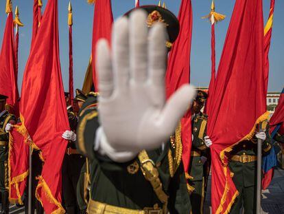La guardia de honor china durante la ceremonia de bienvenida de Iván Duque.