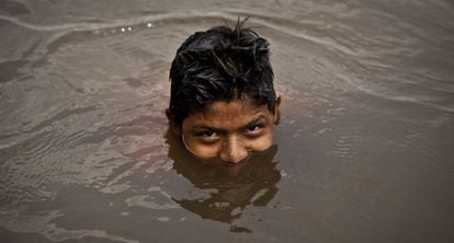 Un niño guatemalteco nada en el río Suchiate, que separa México y Guatemala