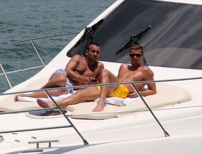 Cristiano Ronaldo con un amigo el pasado 14 de junio en un yate en Miami.