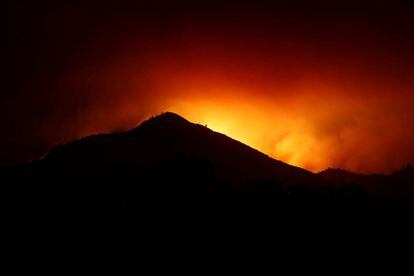 La silueta de una colina es iluminada durante el incendio forestal en Kenwood, California (EE UU), el 10 de octubre de 2017.