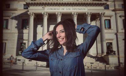 Marta Flich posando ante el Congreso de los Diputados.