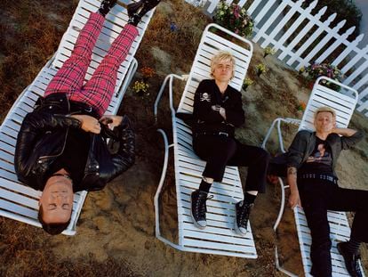 El batería Tré Cool, el cantante y guitarrista Billie Joe Armstrong y el bajista Mike Dirnt, miembros de Green Day, en una imagen promocional.