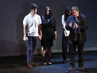 Luis García Montero (derecha), viudo de Almudena Grandes, junto a otros familiares, asiste al acto de entrega del título de Hija Predilecta de Madrid a Almudena Grandes, este lunes en el Teatro Español en Madrid.