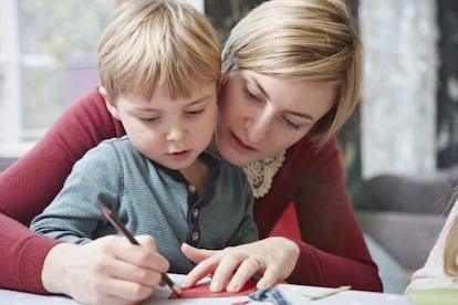 Una madre y un hijo dibujan juntos.