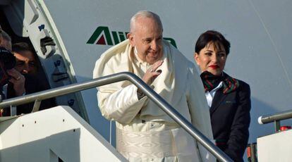 El papa Francisco se despide para volar a Panamá, este miércoles en el Aeropuerto Internacional Leonardo Da Vinci de Roma.
