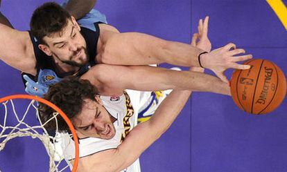 Los hermanos Gasol, Marc y Pau, luchan por un rebote en el duelo entre Lakers y Grizzlies.