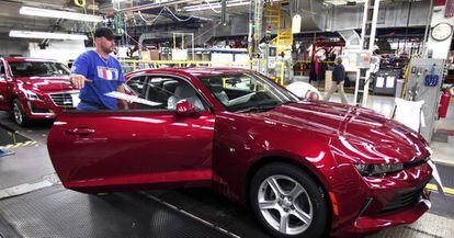 Un trabajador comprueba el Chevrolet Camaro en la f&aacute;brica de Lansing, Michigan