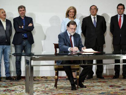 Rajoy, en la firma del acuerdo sobre la subida del Salario Mínimo Interprofesional.