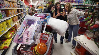 Un grupo de madres de compras en un Target en South Portland, Maine