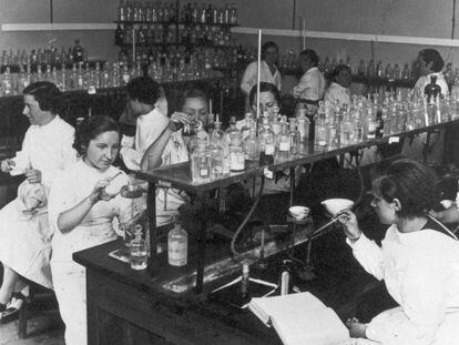 Alumnas en el Laboratorio Foster de la Residencia de Se&ntilde;oritas, hacia 1930.