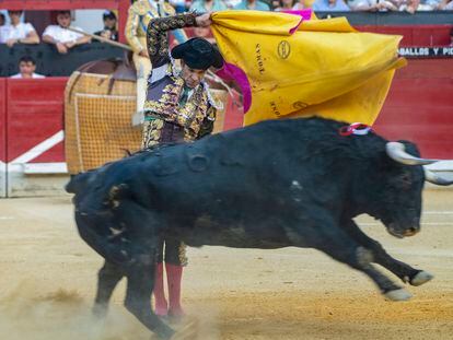 El torero madrileño José Tomás da un pase con el capote al cuarto de la tarde, durante la corrida celebrada este domingo en la plaza de toros de Jaén.
