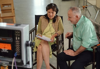 Claudia Piñeiro junto a Marcelo Piñeyro en  el rodaje de la serie.