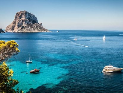 Veleros en cala d’Hort, al suroeste de Ibiza, con la famosa roca de Es Vedrà al fondo.