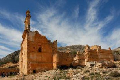 Ruinas de la iglesia del convento de los servitas en Las Cuevas de Cañart (Teruel).
