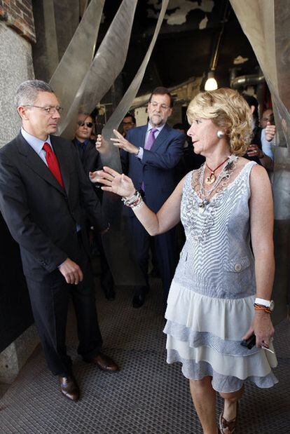 Gallardón, Aguirre y Rajoy, en un encuentro ayer en Madrid.