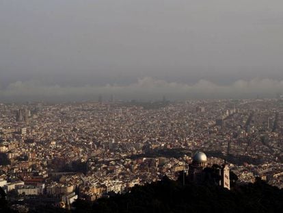 Panorámica de Barcelona con elevados niveles de contaminación.
