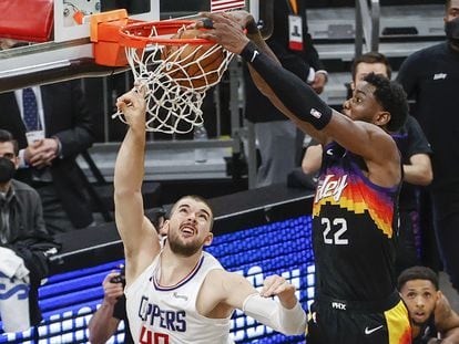 Deandre Ayton supera la oposición de Zubac y anota la canasta que decidió el partido entre los Suns y los Clippers.