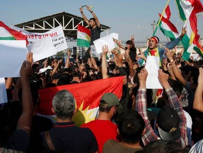 Decenas de kurdos se manifiestan contra la ofensiva turca, este jueves en Erbil (Irak).