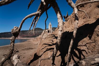 El campanario emergido en el pantano de Sau. 
 