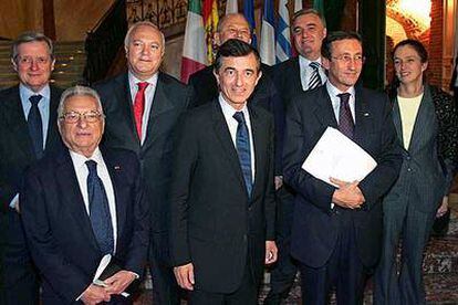 De izquierda a derecha, los ministros de Exteriores de Portugal, Grecia, España, Francia, Chipre, Malta, e Italia, y la embajadora británica para la Cumbre Euromediterránea, en la reunión de ayer en Toulouse (Francia).