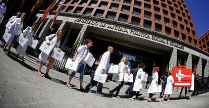 Protesta de ONG y sociedades m&eacute;dicas frente al Ministerio de Sanidad. 