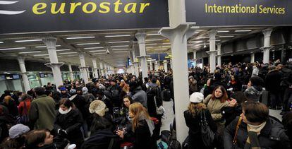 Usuarios del servicio Eurostar, que une Londres y París a través del túnel del Canal de la Mancha, en una imagen de 2009.