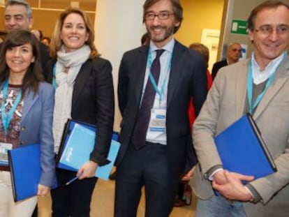 Desde la izquierda, Marta Alaña, De Andrés, Llanos, Quiroga, Oyarzábal y Alonso este viernes en la inauguración del congreso del PP en San Sebastián.