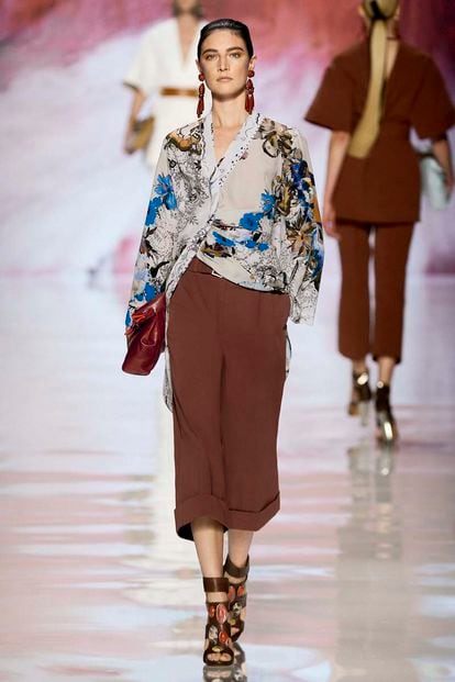 La inspiración oriental es uno de los elementos que ya consta en el imaginario de Etro, quien propone sutiles 'Kimonos' para esta primavera-verano 2013.