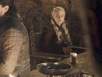 Daenerys y Jon Snow. Sobre la mesa, el vaso de Starbucks.