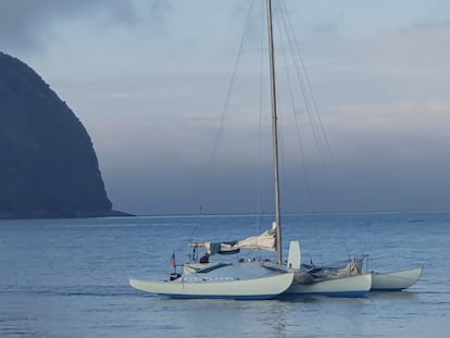 El 'Nandi', fondeando en Horta, en la isla Faial, en el archipiélago de las Azores (Portugal).