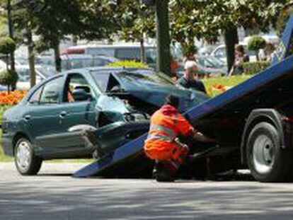 Una grúa recoge un coche accidentado