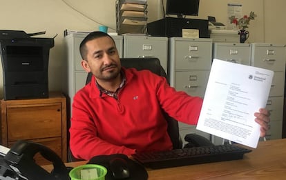 Saúl Cabello, asesor de inmigración, con el reglamento de deportaciones.