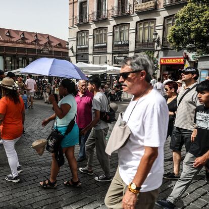 Tourists in the center of Madrid during the heat wave at the beginning of August.