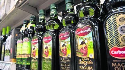  Botellas de aceite Carbonell, una de las marcas de Deoleo. 