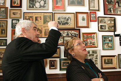 El presidente de la Generalitat, Pasqual Maragall, y su esposa, Diana Garrigosa, en la sede del Orfeó Catalá de México.