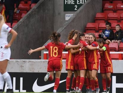 La selección celebra el tanto de Olga Carmona ante Inglaterra.