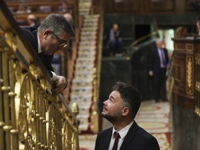 El diputado de ERC, Gabriel Rufián (der) conversa con el diputado del PSOE, Patxi López (izq.). en el pleno de aprobación de los Presupuestos Generales.