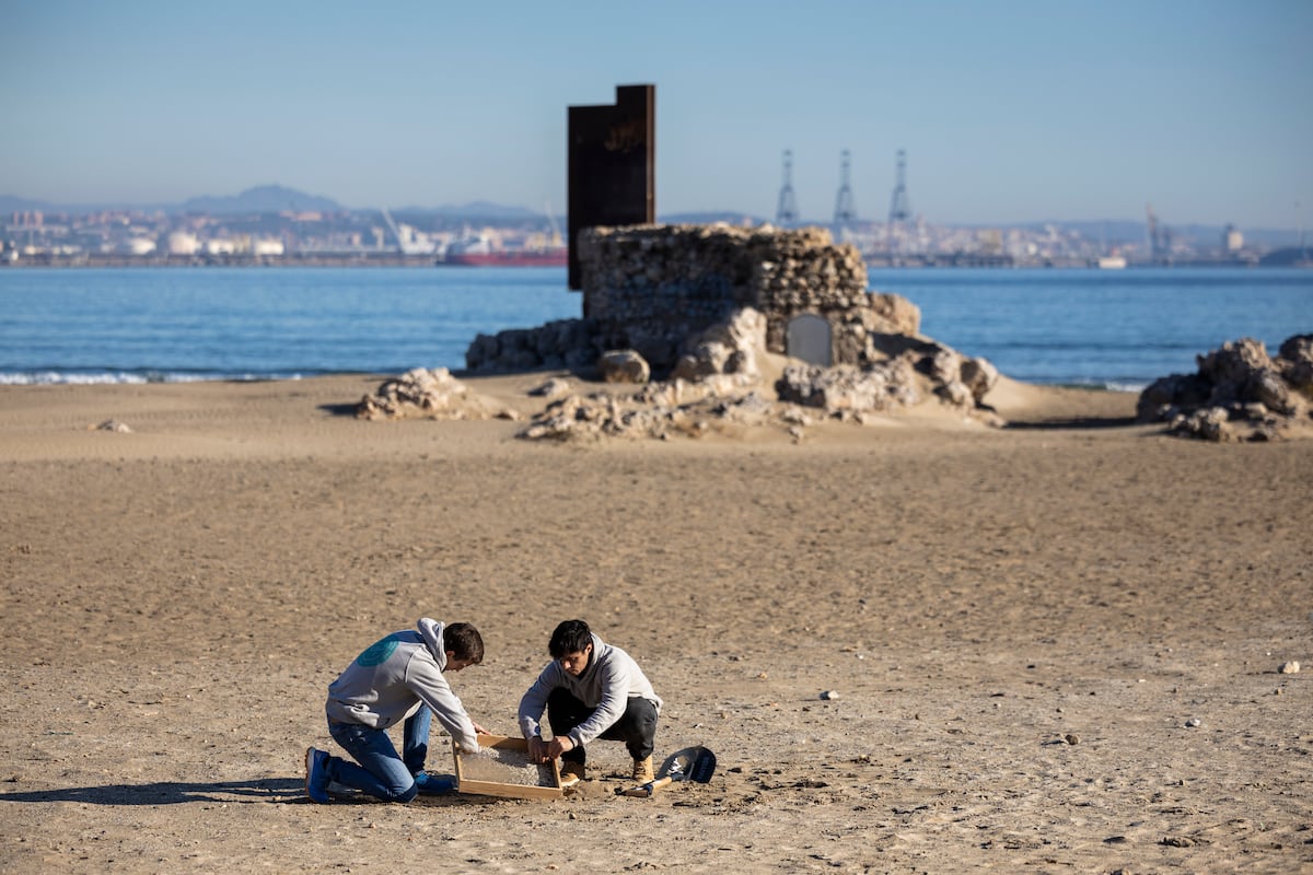La marea de ‘pellets’ sin fin en Tarragona: el residuo de la industria petroquímica inunda las playas | Clima y Medio Ambiente
