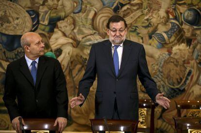Mariano Rajoy (derecha) con el ministro de Educaci&oacute;n, Jos&eacute; Ignacio Wert, en el palacio de la Zarzuela el pasado d&iacute;a 17. 