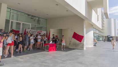 Els treballadors de Ciut'art a les portes del Macba abans de permetre l'entrada dels visitants.