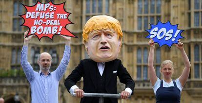 Activistas de Avaaz instan a los diputados británicos a "desactivar la bomba de un Brexit sin acuerdo", este martes delante del Parlamento de Westminster en Londres.