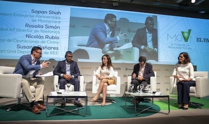 De izqda a dcha: el periodista Fernando Gualdoni; Sapan Shah, de Mastercard; Rosalía Simón, de Telefónica; Nicolás Rubio, de Cintra; y Susana Bañares, de REE en el foro de Movilidad Futura organizado por El País.