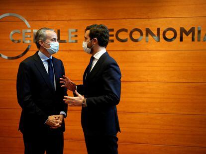 El presidente del PP, Pablo Casado, junto con el presidente del Cercle d'Economia de Barcelona, Javier Faus (i), momentos antes de su conferencia.