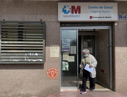 Una mujer sale por la puerta del Centro de Salud Virgen de Begoña en Madrid el 22 de marzo.