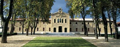 Bodegas de la empresa Bodegas Blbaínas.
