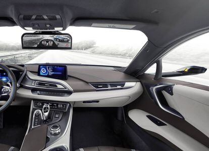 Las nuevas minicámaras irán sustituyendo a los retrovisores exteriores y permitirán ver en 360º alrededor del coche. Así, proyectarán las imágenes en el retrovisor central interior, que pasará a hacer funciones de pantalla al servicio del conductor.