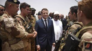 El presidente francés Emmanuel Macron saluda a tropas francesas en Malí, en 2017