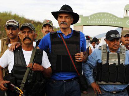 Jos&eacute; Manuel Mireles (centro), l&iacute;der de las milicias de autodefensa de Michoac&aacute;n, en Churumuco la semana pasada. 