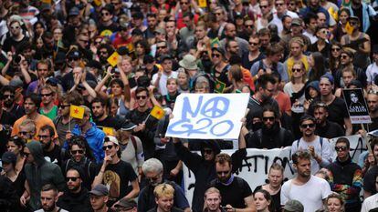 Manifestaci&oacute;n en Hamburgo contra el G20 convocada bajo el lema &quot;solidaridad sin fronteras&quot;. / AFP PHOTO / STEFFI LOOS