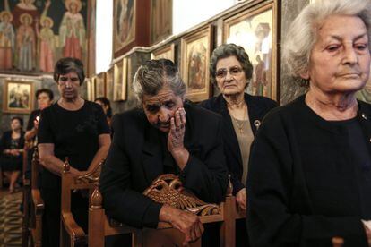 Las tropas nazis ejecutaron 214 civiles el 10 de junio de 1944 en la aldea de Distomo, en Grecia. En la imagen, unas mujeres durante la ceremonia conmemorativa celebrada en la iglesia ortodoxa de la localidad griega.